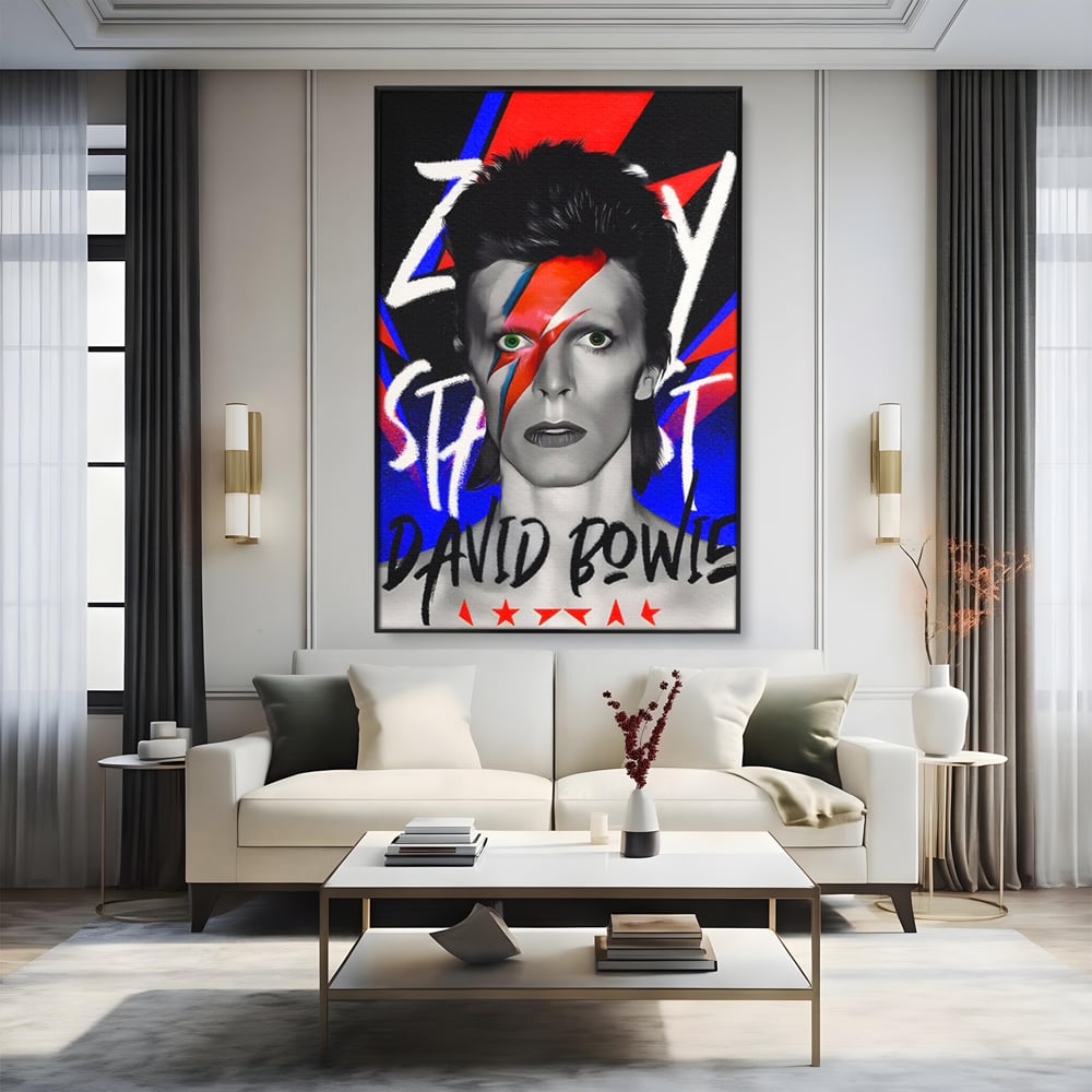Tablou canvas cu tablou portret david bowie cu fulger, in rama de aluminiu negru, pe perete intr-un living