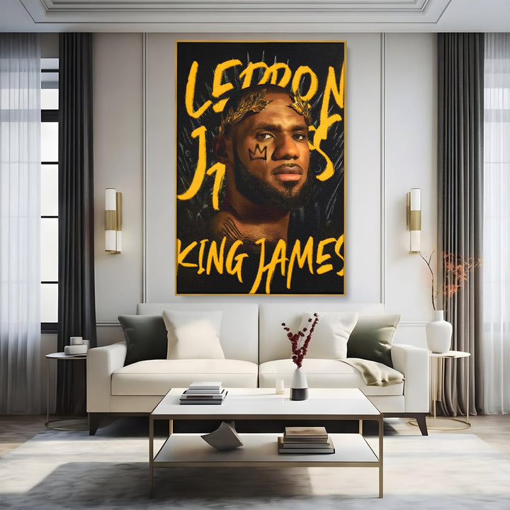 Tablou canvas cu portret ilustrativ lebron james cu coroana, in rama de aluminiu auriu, pe perete intr-un living