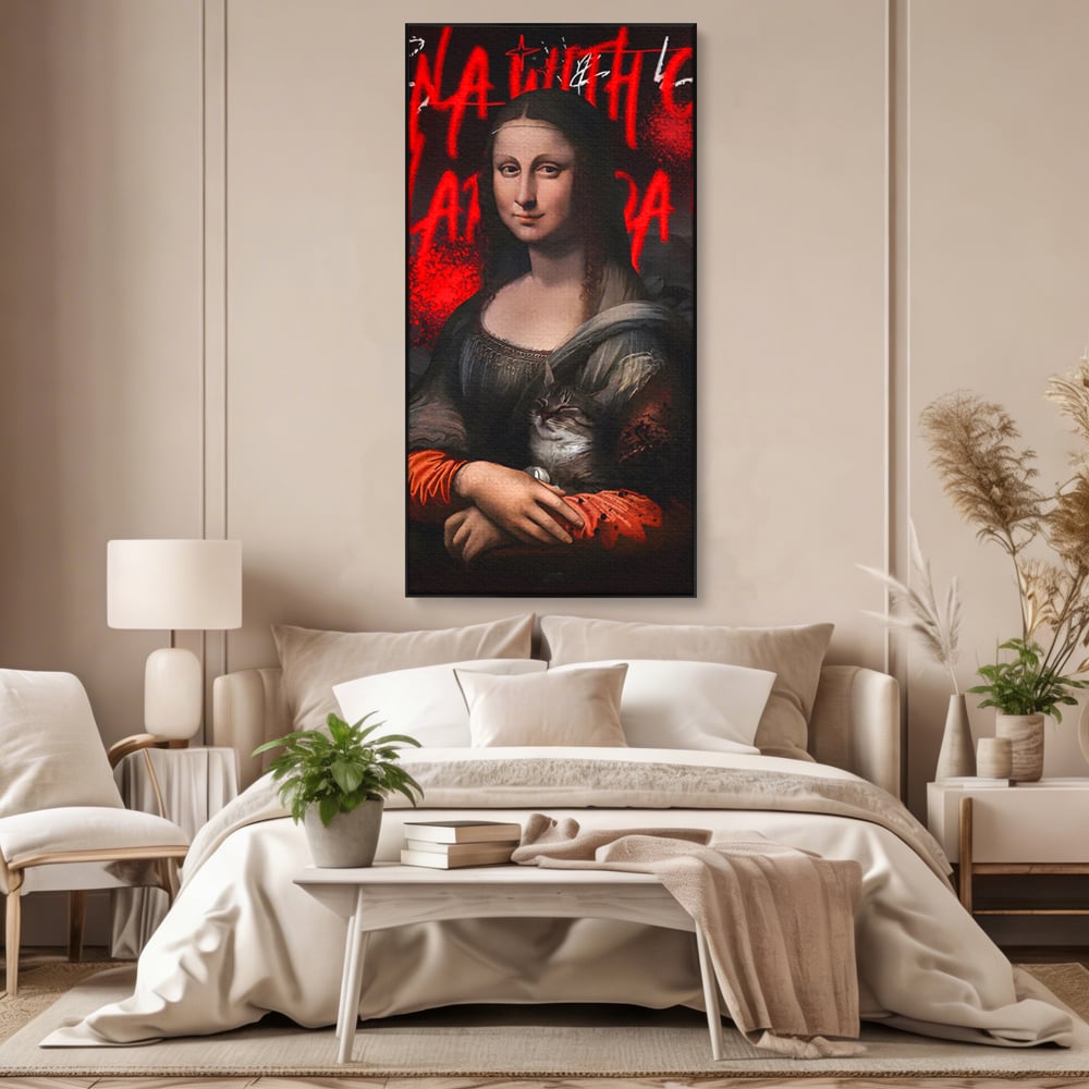 Tablou canvas cu tablou canvas cu mona lisa si o pisica, in rama de aluminiu negru, pe perete intr-un dormitor