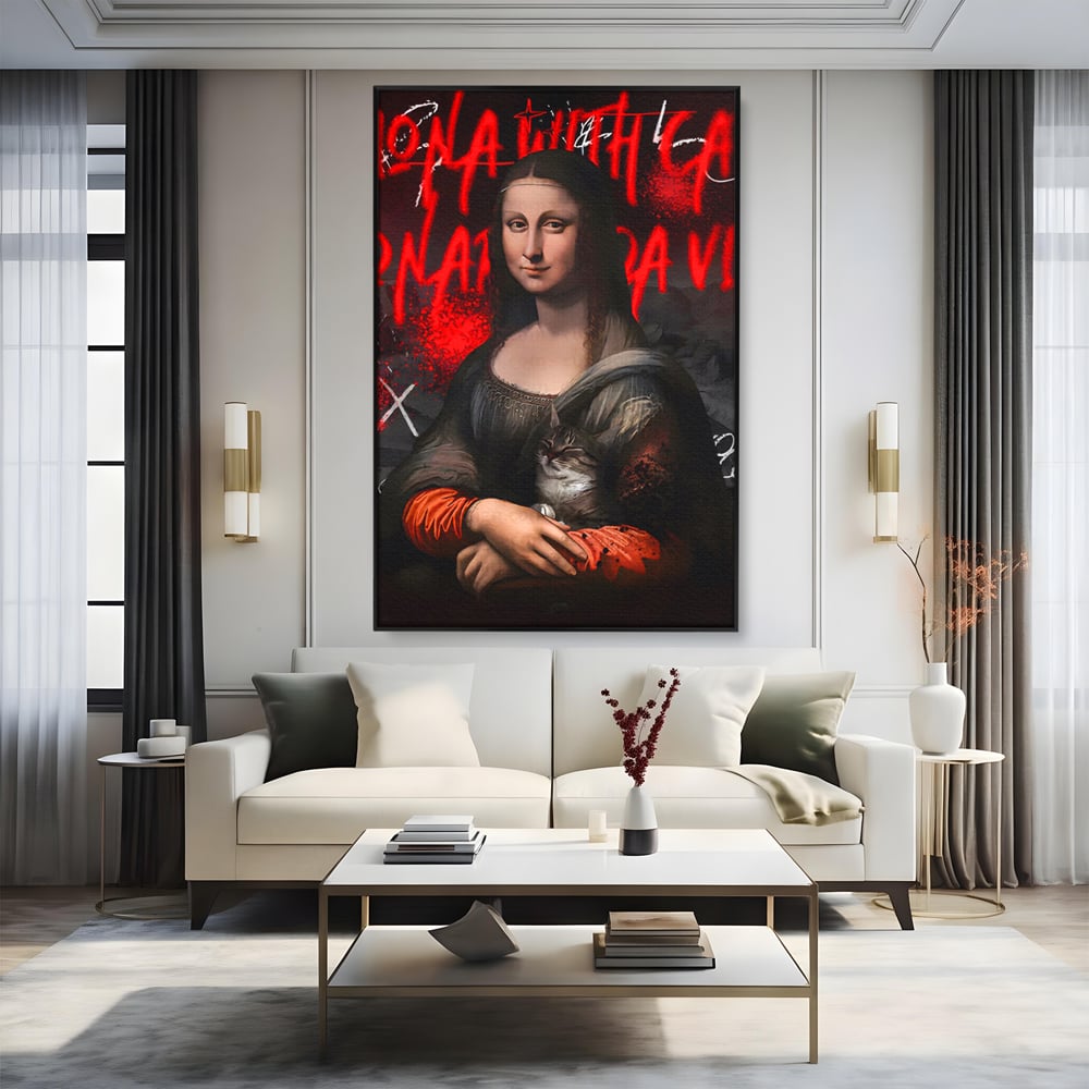 Tablou canvas cu tablou canvas cu mona lisa si o pisica, in rama de aluminiu negru, pe perete intr-un living