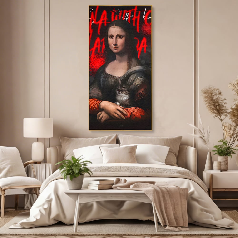 Tablou canvas cu tablou canvas cu mona lisa si o pisica, in rama de aluminiu auriu, pe perete intr-un dormitor