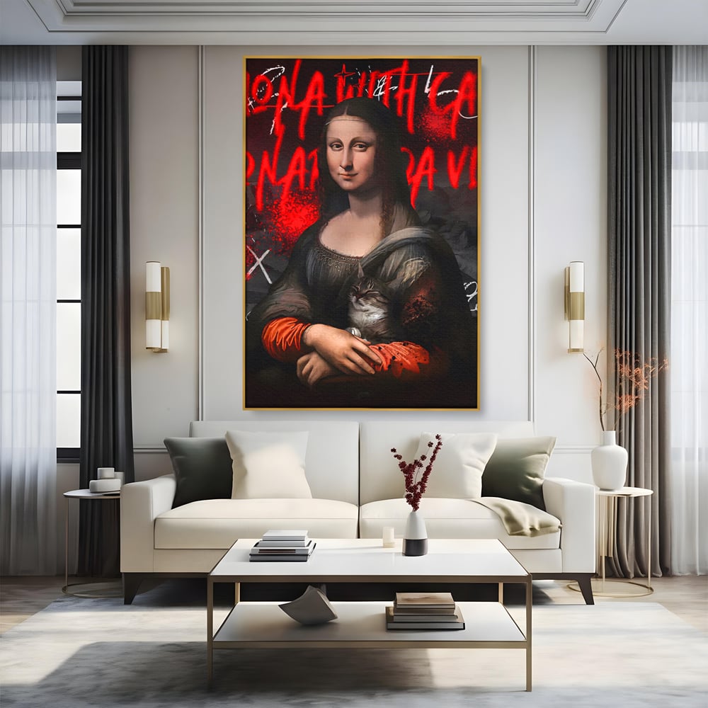 Tablou canvas cu tablou canvas cu mona lisa si o pisica, in rama de aluminiu auriu, pe perete intr-un living