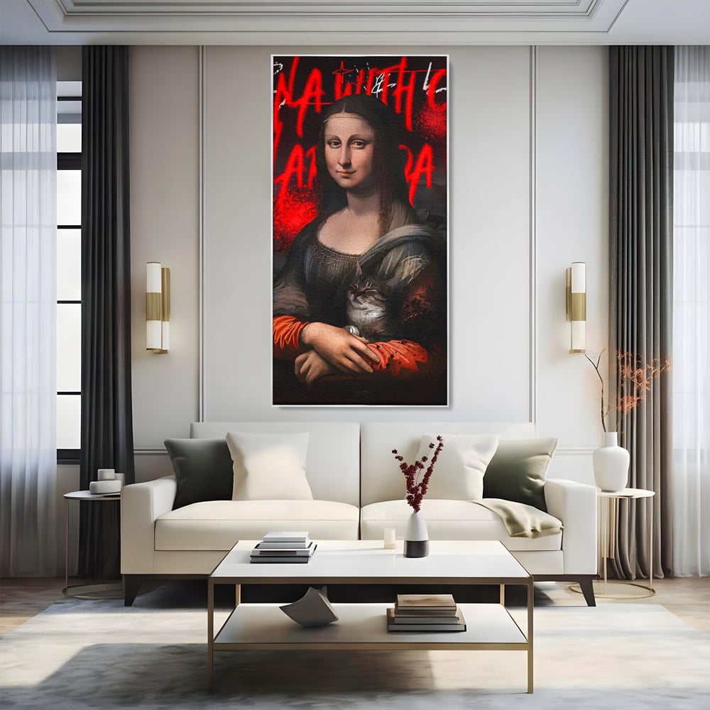 Tablou canvas cu tablou canvas cu mona lisa si o pisica, in rama de aluminiu argintiu, pe perete intr-un living