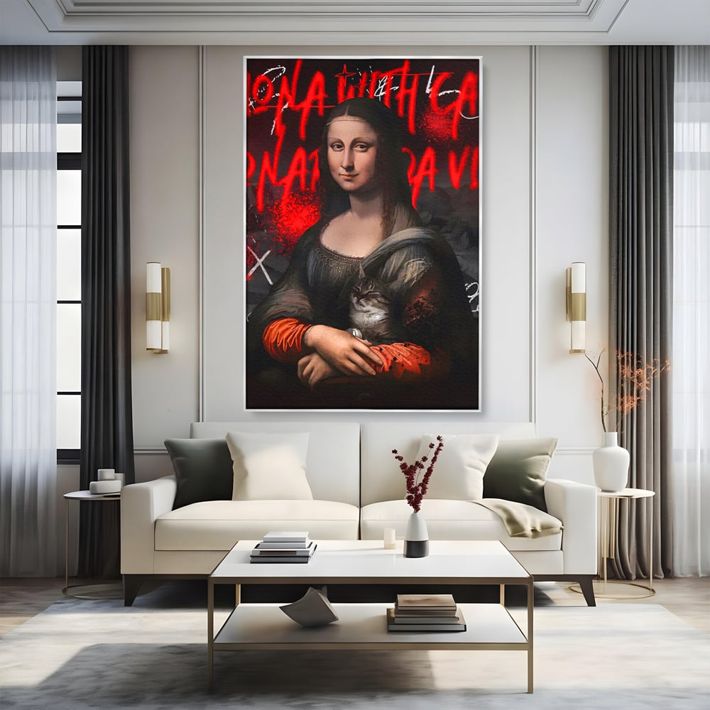 Tablou canvas cu tablou canvas cu mona lisa si o pisica, in rama de aluminiu argintiu, pe perete intr-un living
