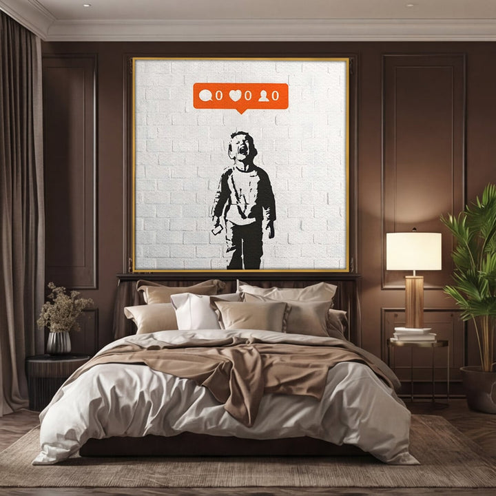 Tablou canvas cu tablou canvas cu copil strigand si notificari, in rama de aluminiu auriu, pe perete intr-un dormitor