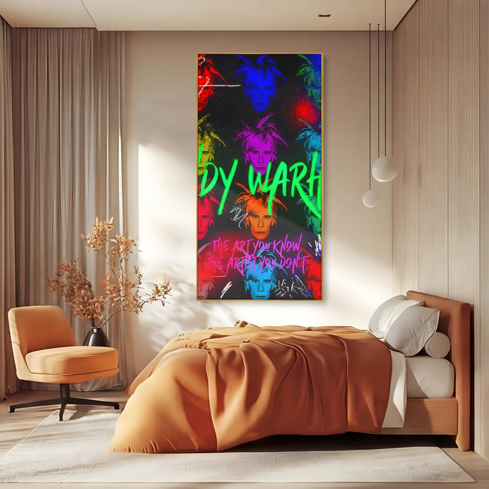 Tablou canvas cu tablou canvas cu portrete pop art andy warhol, in rama de aluminiu auriu, pe perete intr-un dormitor