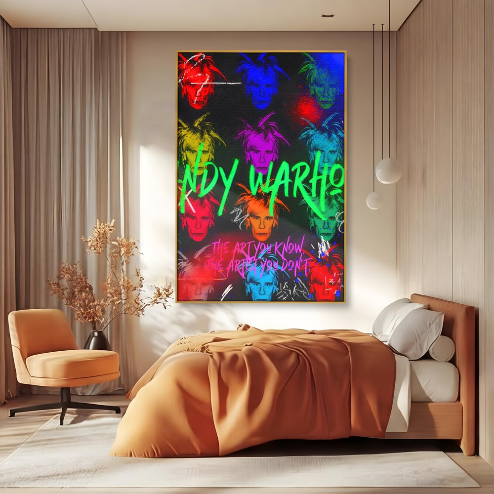 Tablou canvas cu tablou canvas cu portrete pop art andy warhol, in rama de aluminiu auriu, pe perete intr-un dormitor