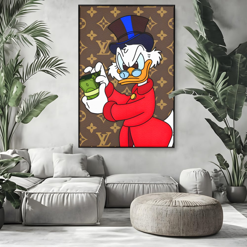 Tablou canvas cu tablou canvas cu personaj de desene animate, in rama de aluminiu negru, pe perete intr-un living