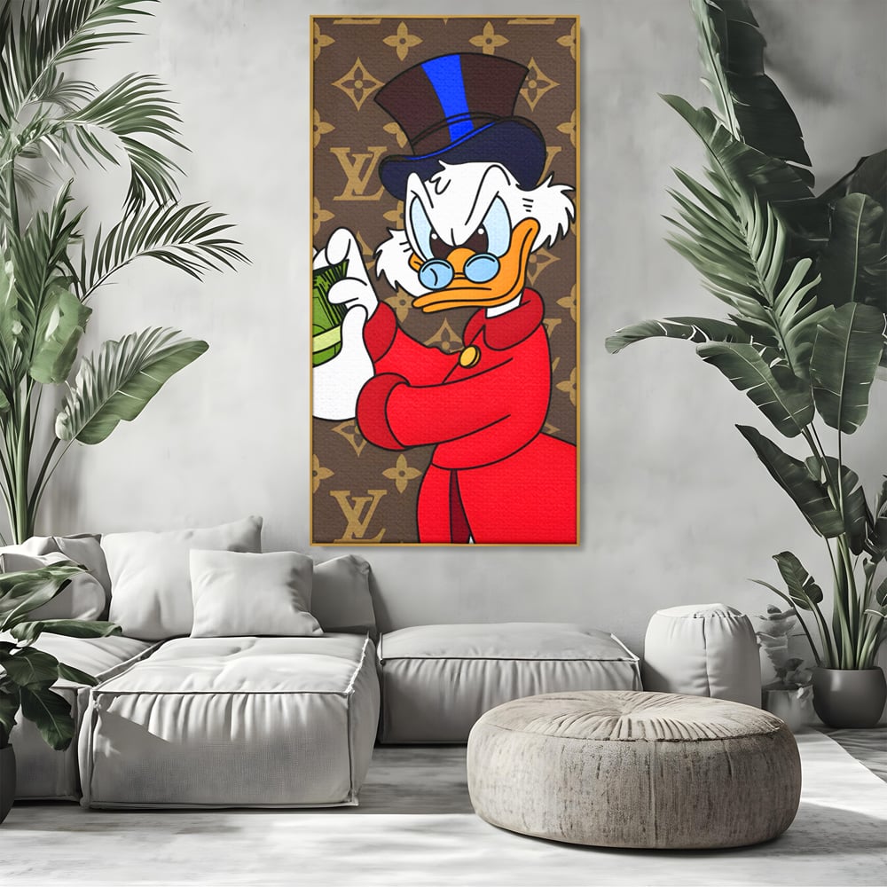 Tablou canvas cu tablou canvas cu personaj de desene animate, in rama de aluminiu auriu, pe perete intr-un living