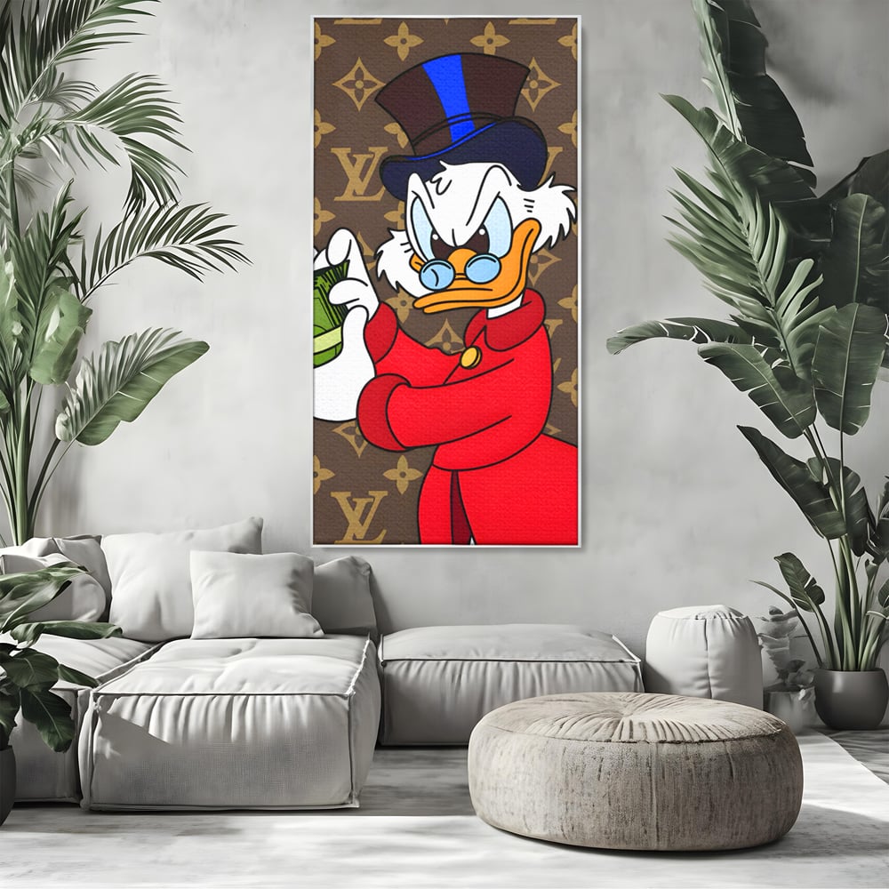 Tablou canvas cu tablou canvas cu personaj de desene animate, in rama de aluminiu argintiu, pe perete intr-un living