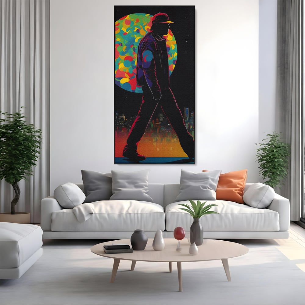 Tablou canvas cu silueta unui barbat mergand pe fundal urban, in rama de aluminiu negru, pe perete intr-un living