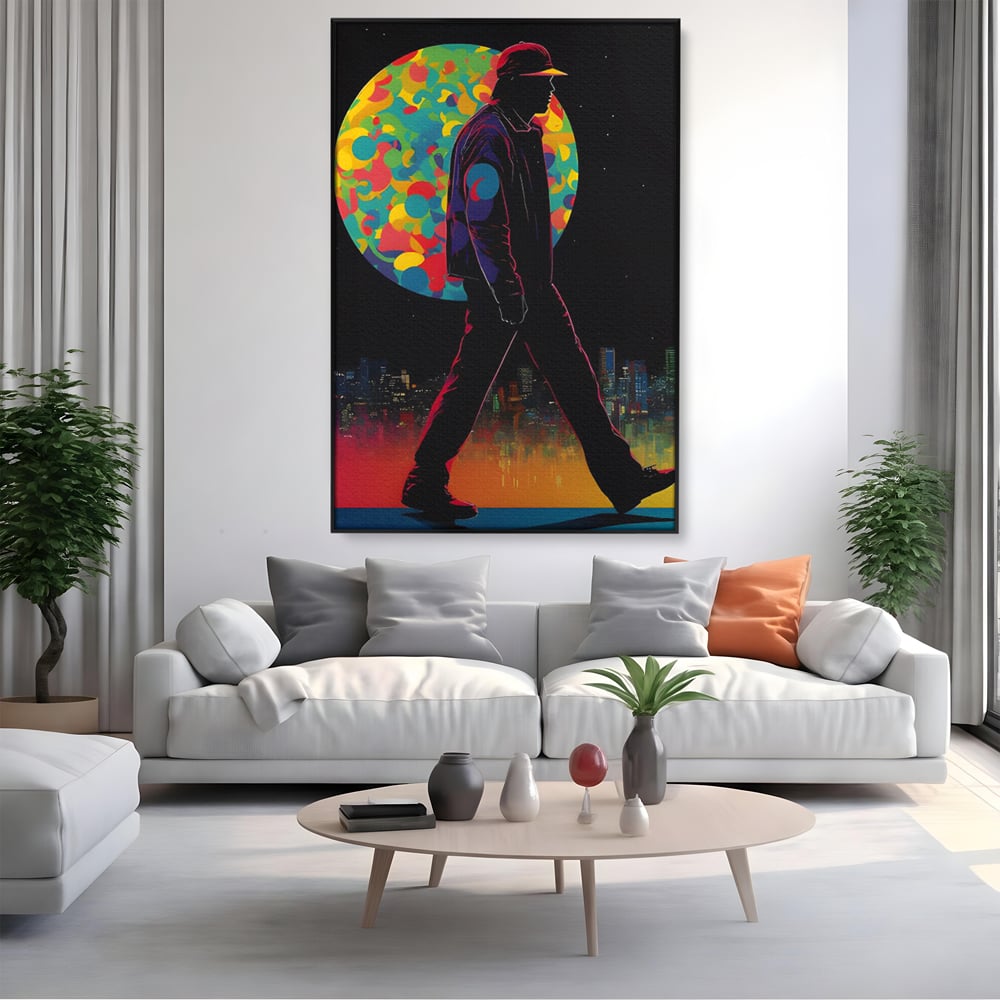 Tablou canvas cu silueta unui barbat mergand pe fundal urban, in rama de aluminiu negru, pe perete intr-un living