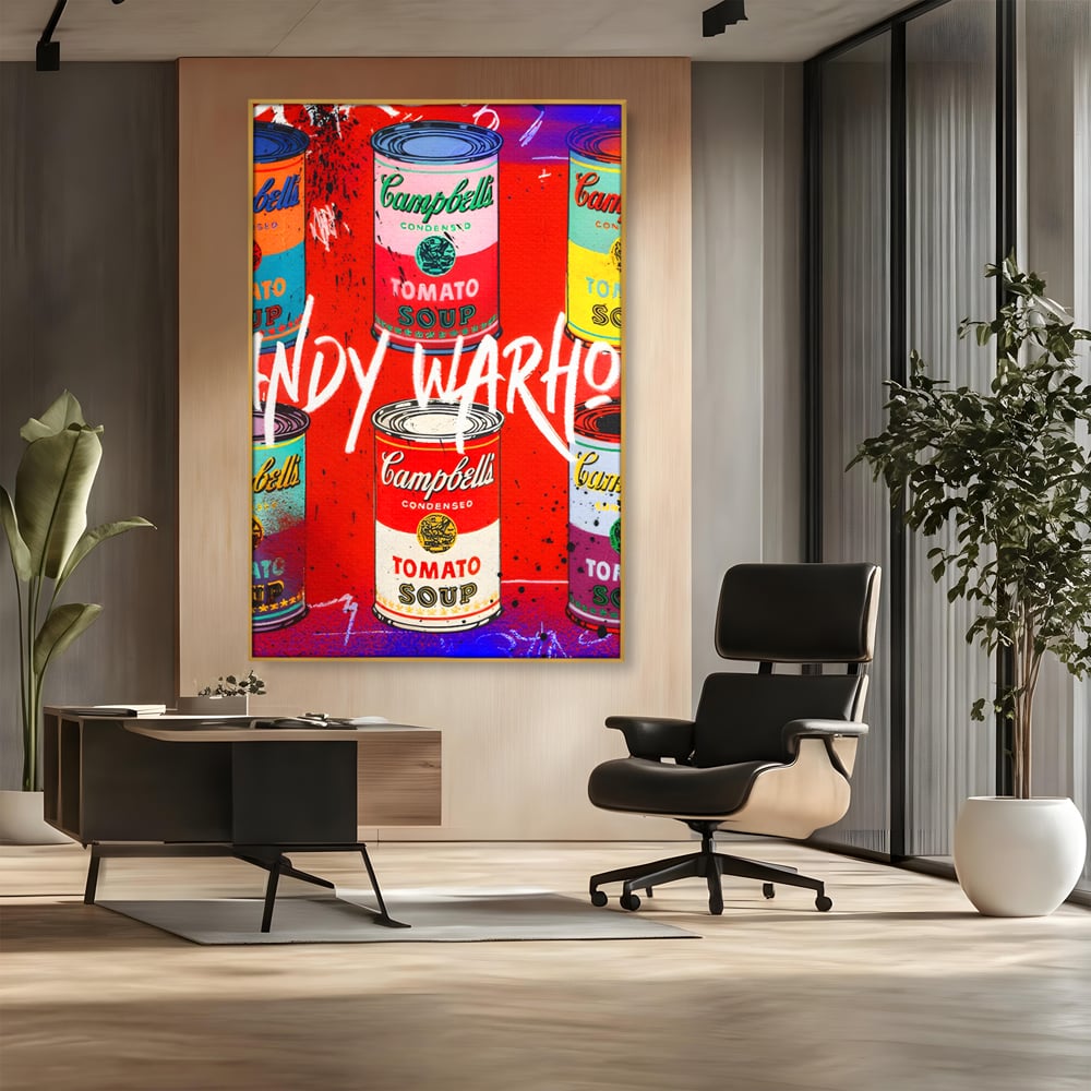 Tablou canvas cu tablou canvas cu cutii de supa, in rama de aluminiu auriu, pe perete intr-un birou
