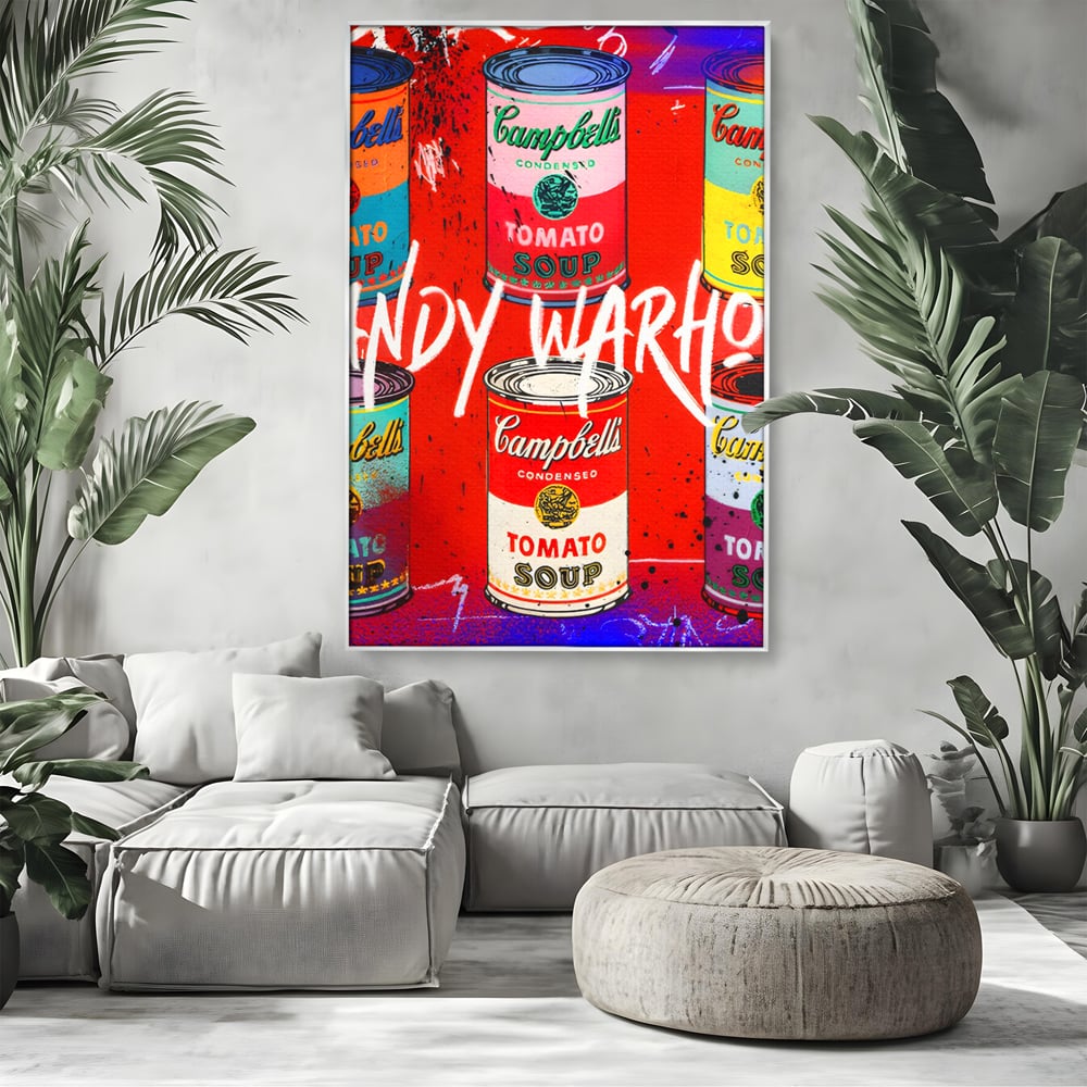 Tablou canvas cu tablou canvas cu cutii de supa, in rama de aluminiu argintiu, pe perete intr-un living