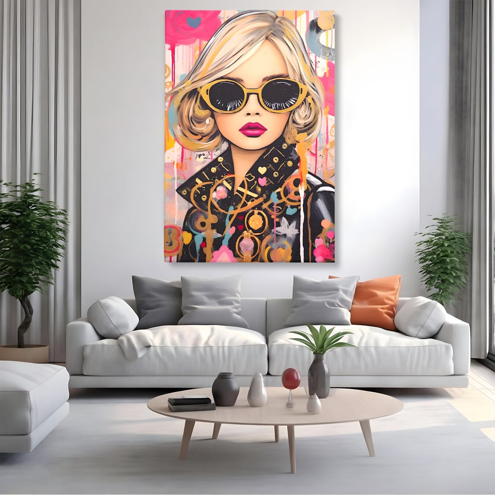Tablou canvas cu tablou canvas cu portret de femeie, fara rama, pe sasiu de lemn, pe perete intr-un living