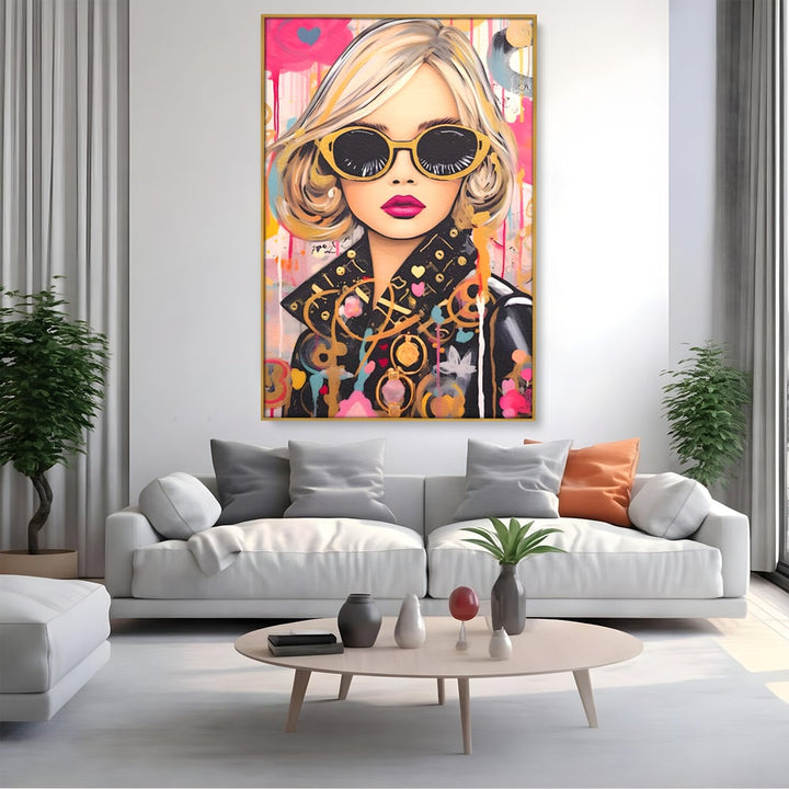 Tablou canvas cu tablou canvas cu portret de femeie, in rama de aluminiu auriu, pe perete intr-un living