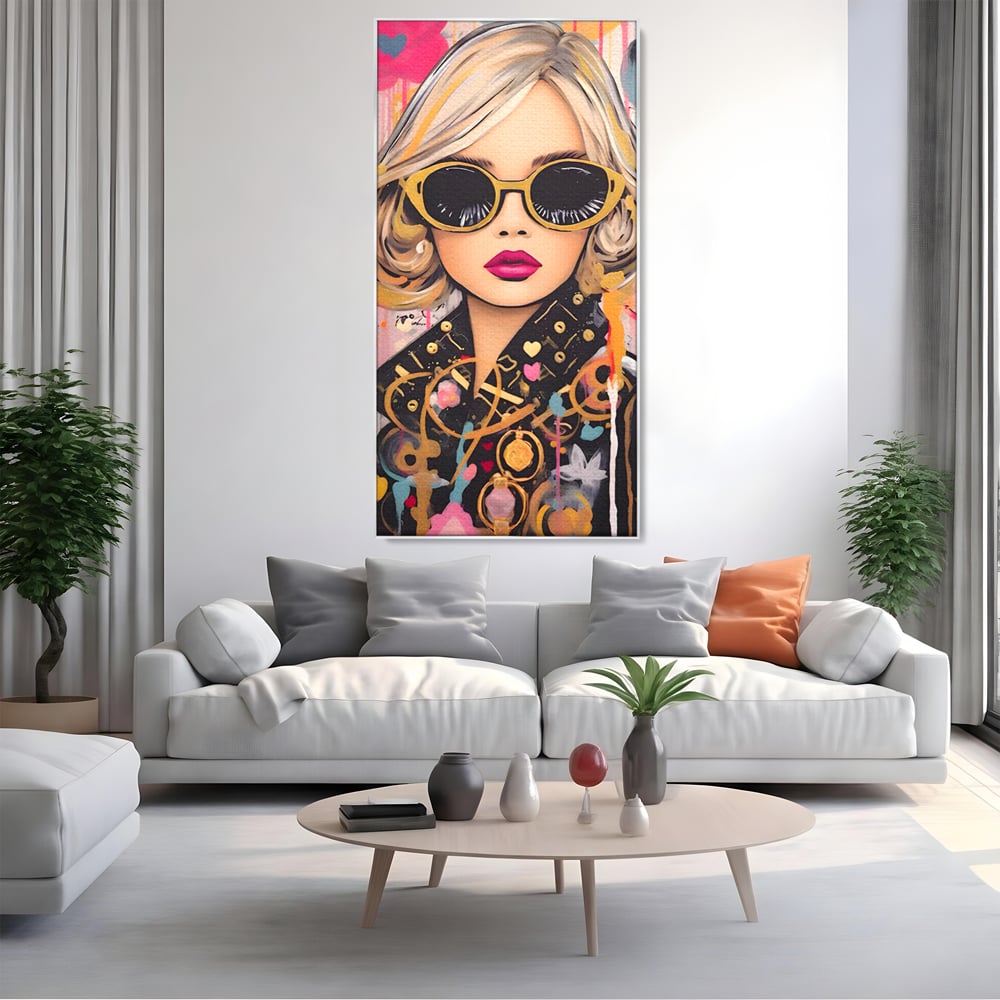 Tablou canvas cu tablou canvas cu portret de femeie, in rama de aluminiu argintiu, pe perete intr-un living
