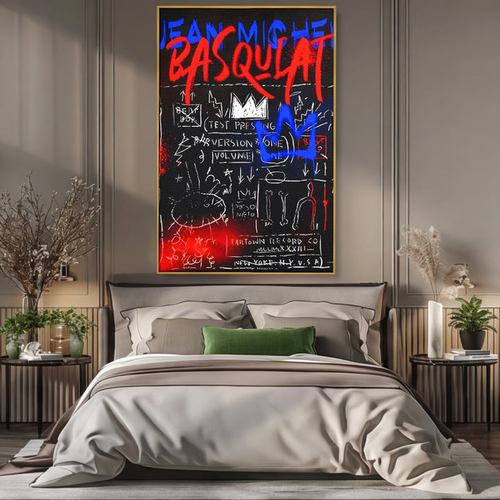 Tablou canvas cu tablou canvas cu grafica pop art, in rama de aluminiu auriu, pe perete intr-un dormitor