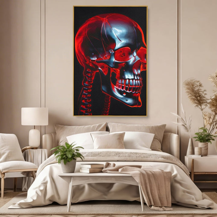 Tablou canvas cu ilustratie digitala cu un craniu metalic, in rama de aluminiu auriu, pe perete intr-un dormitor