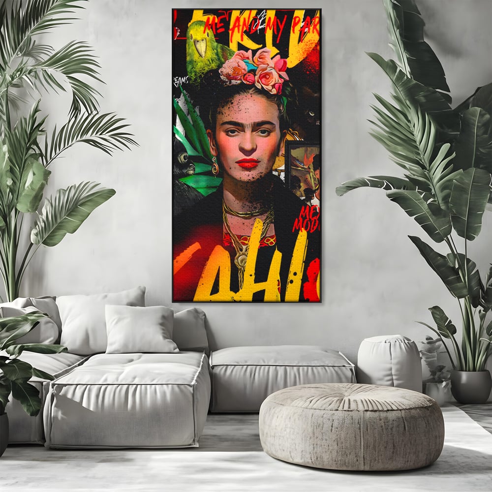 Tablou canvas cu tablou canvas portret frida kahlo, in rama de aluminiu negru, pe perete intr-un living
