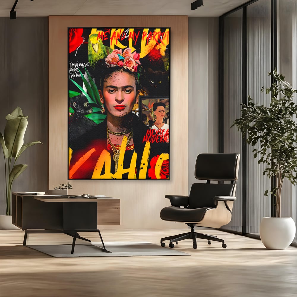 Tablou canvas cu tablou canvas portret frida kahlo, in rama de aluminiu negru, pe perete intr-un birou
