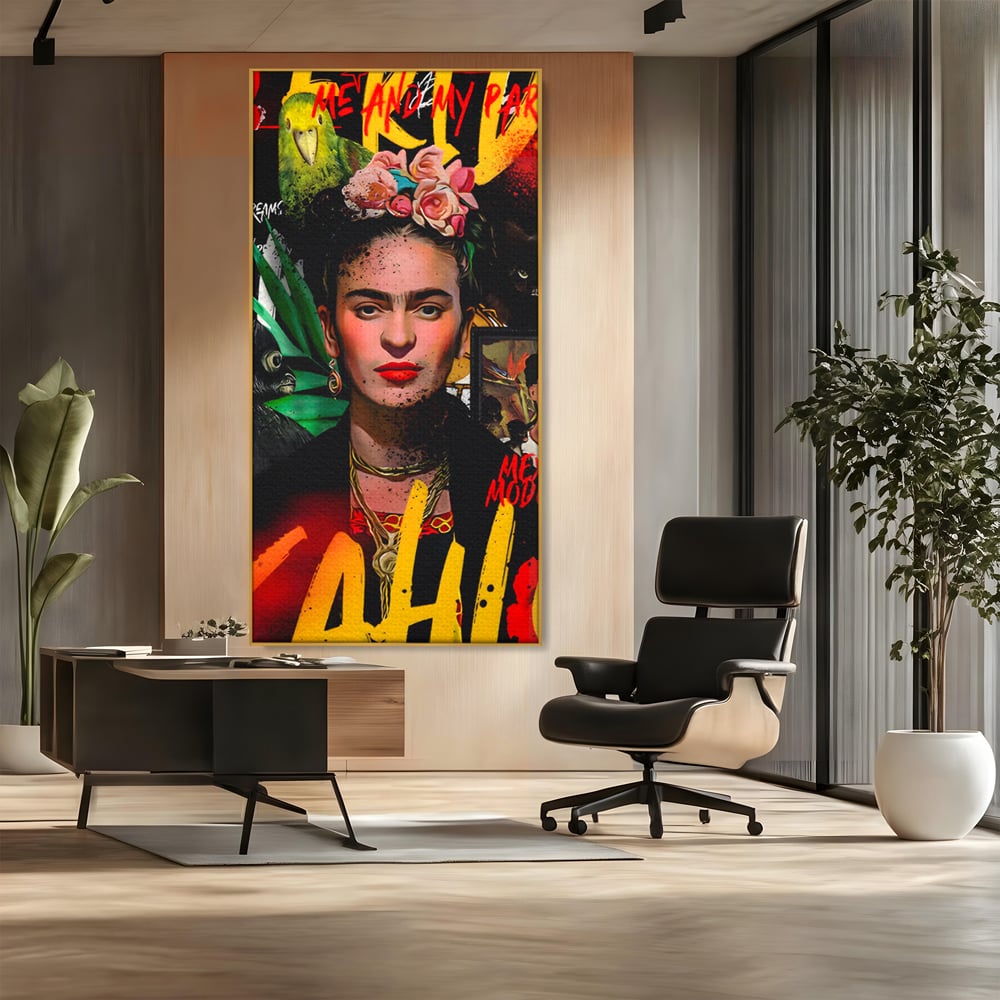 Tablou canvas cu tablou canvas portret frida kahlo, in rama de aluminiu auriu, pe perete intr-un birou