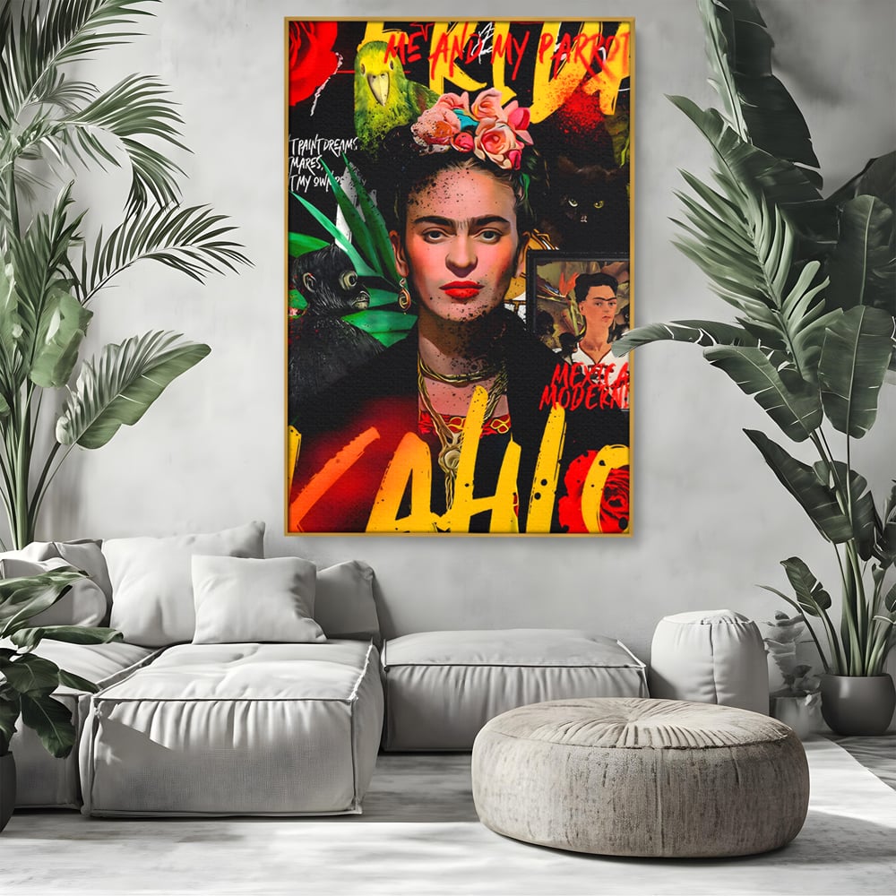 Tablou canvas cu tablou canvas portret frida kahlo, in rama de aluminiu auriu, pe perete intr-un living