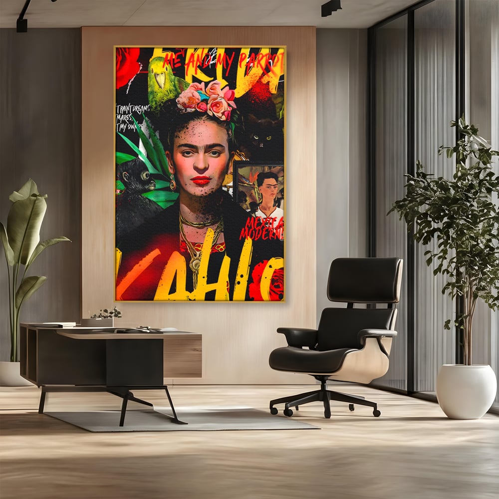 Tablou canvas cu tablou canvas portret frida kahlo, in rama de aluminiu auriu, pe perete intr-un birou