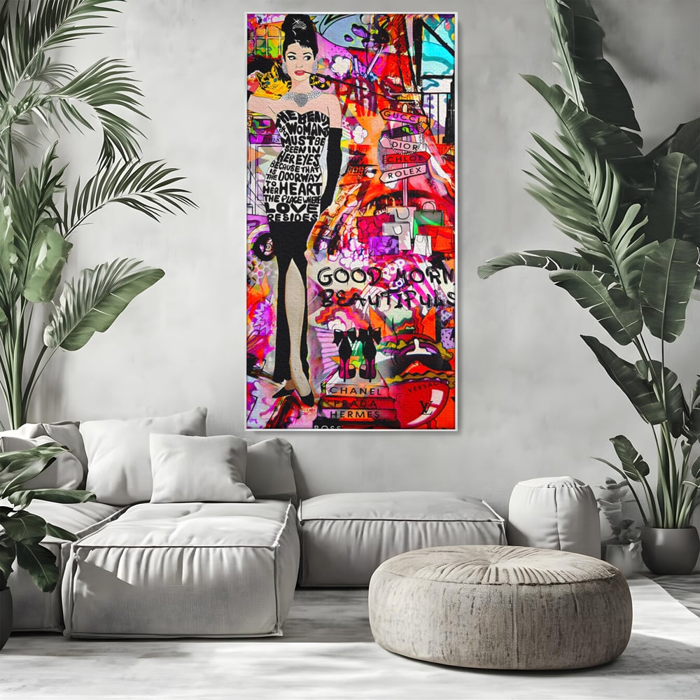 Tablou canvas cu tablou canvas cu ilustratie pop art, in rama de aluminiu argintiu, pe perete intr-un living