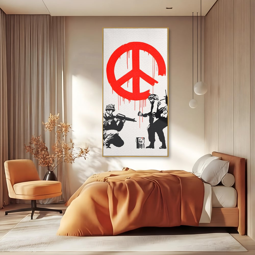 Tablou canvas cu ilustratie graffiti cu soldati si semnul pacii, in rama de aluminiu auriu, pe perete intr-un dormitor