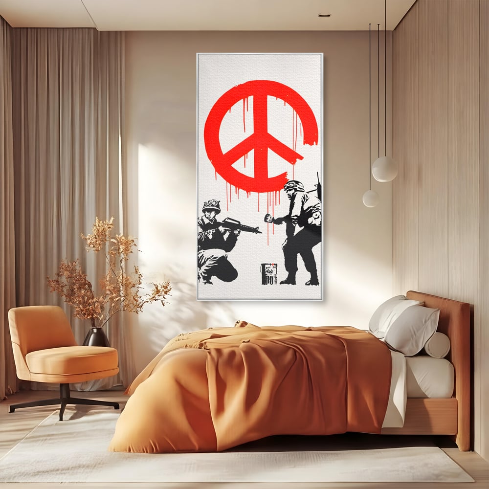Tablou canvas cu ilustratie graffiti cu soldati si semnul pacii, in rama de aluminiu argintiu, pe perete intr-un dormitor