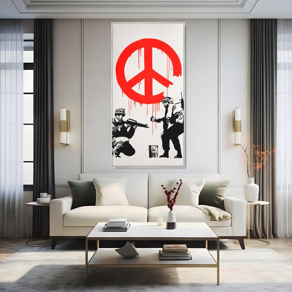 Tablou canvas cu ilustratie graffiti cu soldati si semnul pacii, in rama de aluminiu argintiu, pe perete intr-un living