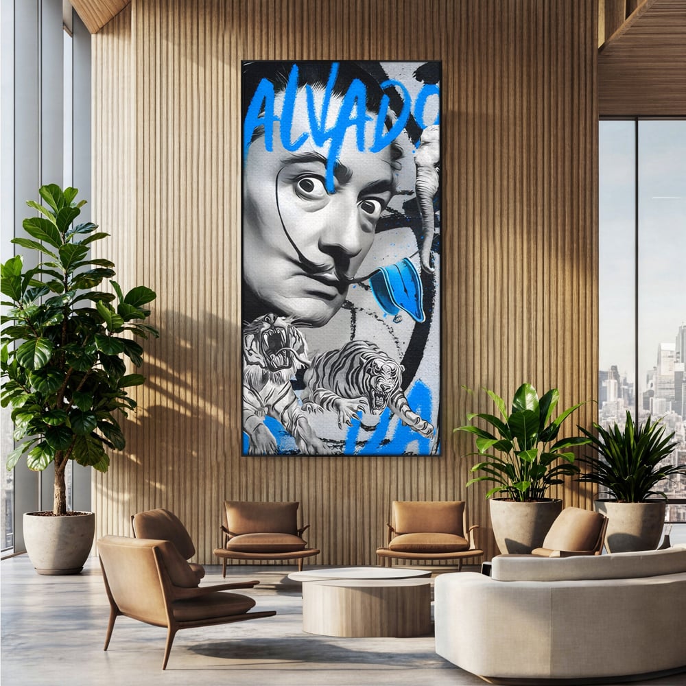 Tablou canvas cu tablou canvas cu portretul stilizat al lui salvador dali, in rama de aluminiu negru, pe perete intr-un birou