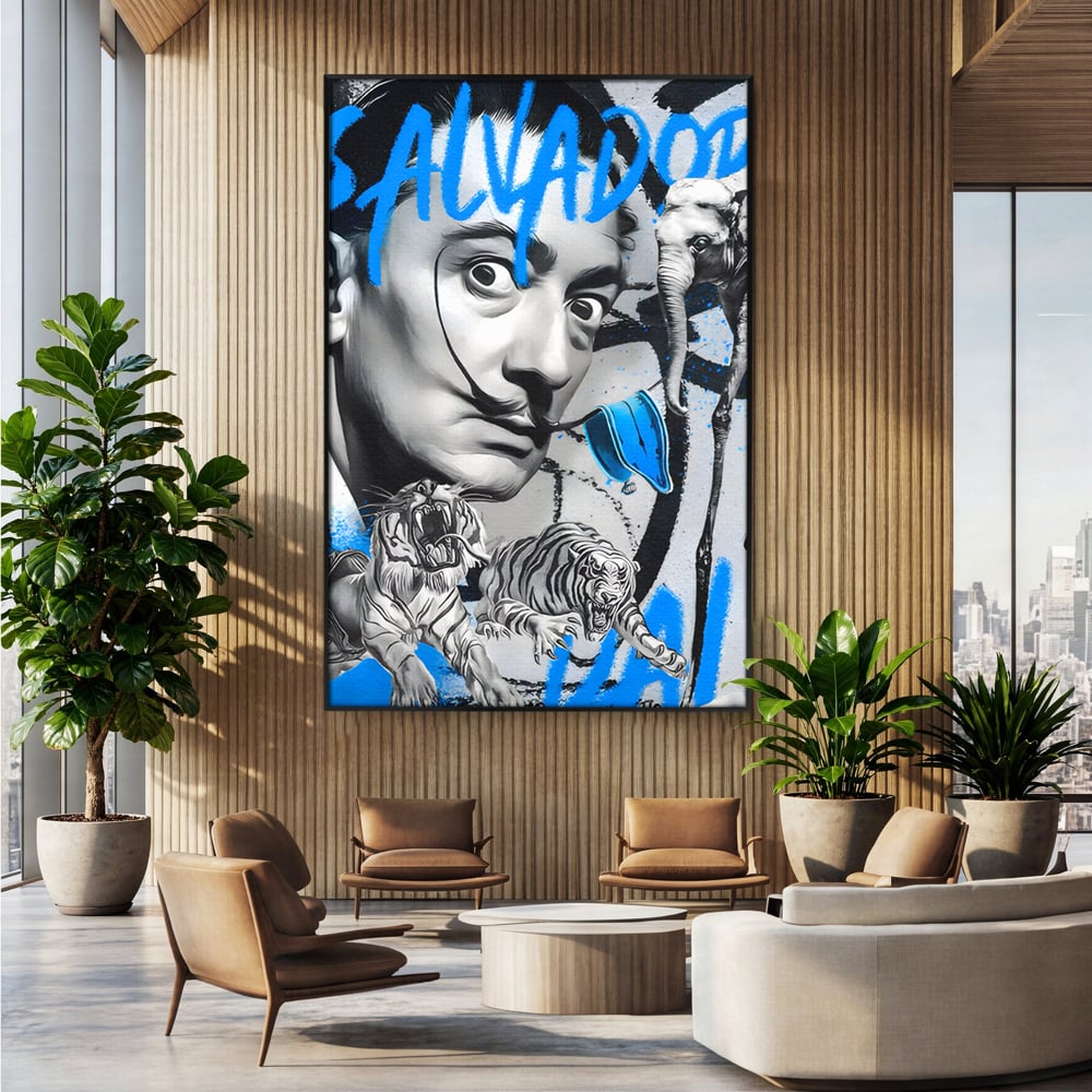 Tablou canvas cu tablou canvas cu portretul stilizat al lui salvador dali, in rama de aluminiu negru, pe perete intr-un birou
