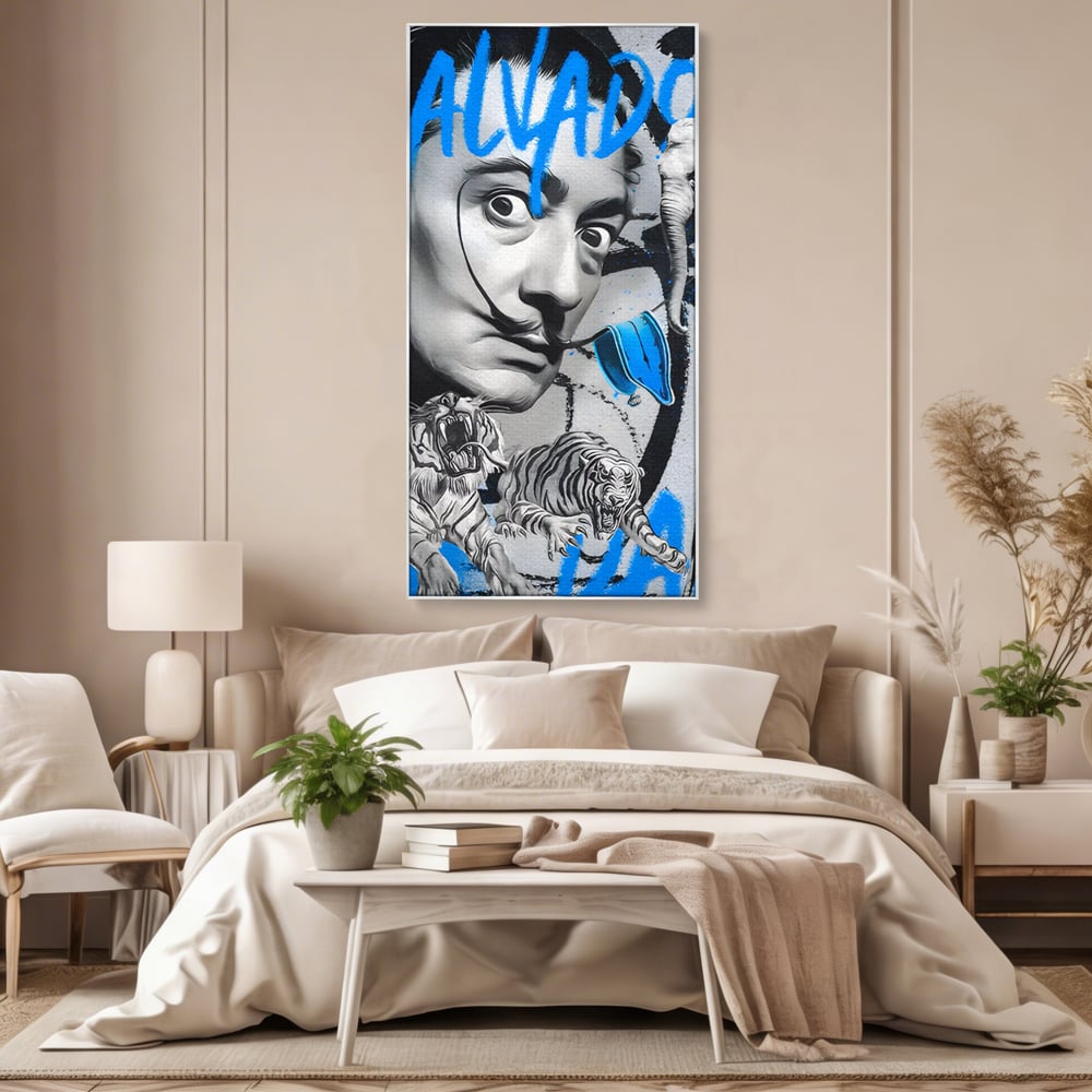 Tablou canvas cu tablou canvas cu portretul stilizat al lui salvador dali, in rama de aluminiu argintiu, pe perete intr-un dormitor