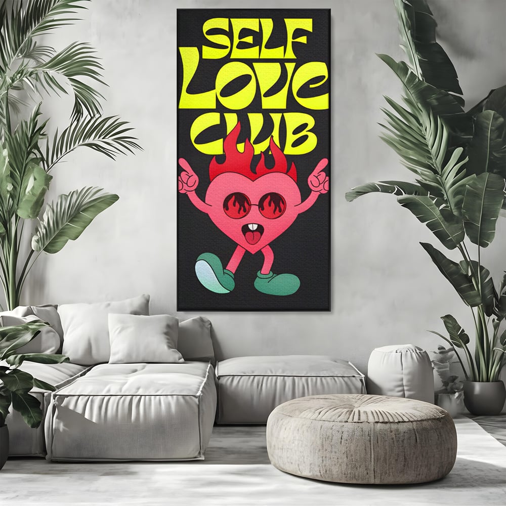 Tablou canvas cu ilustratie cu inimioara dansatoare si flacari, in rama de aluminiu negru, pe perete intr-un living