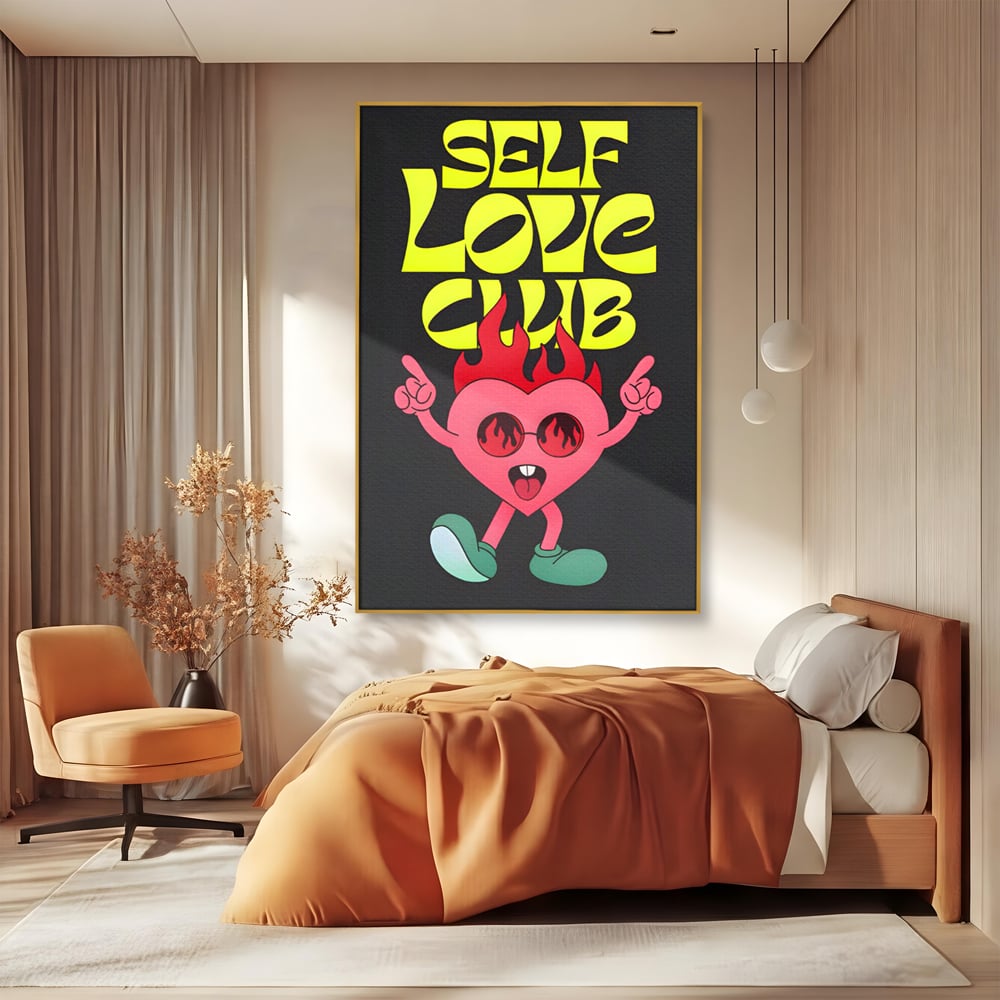 Tablou canvas cu ilustratie cu inimioara dansatoare si flacari, in rama de aluminiu auriu, pe perete intr-un dormitor