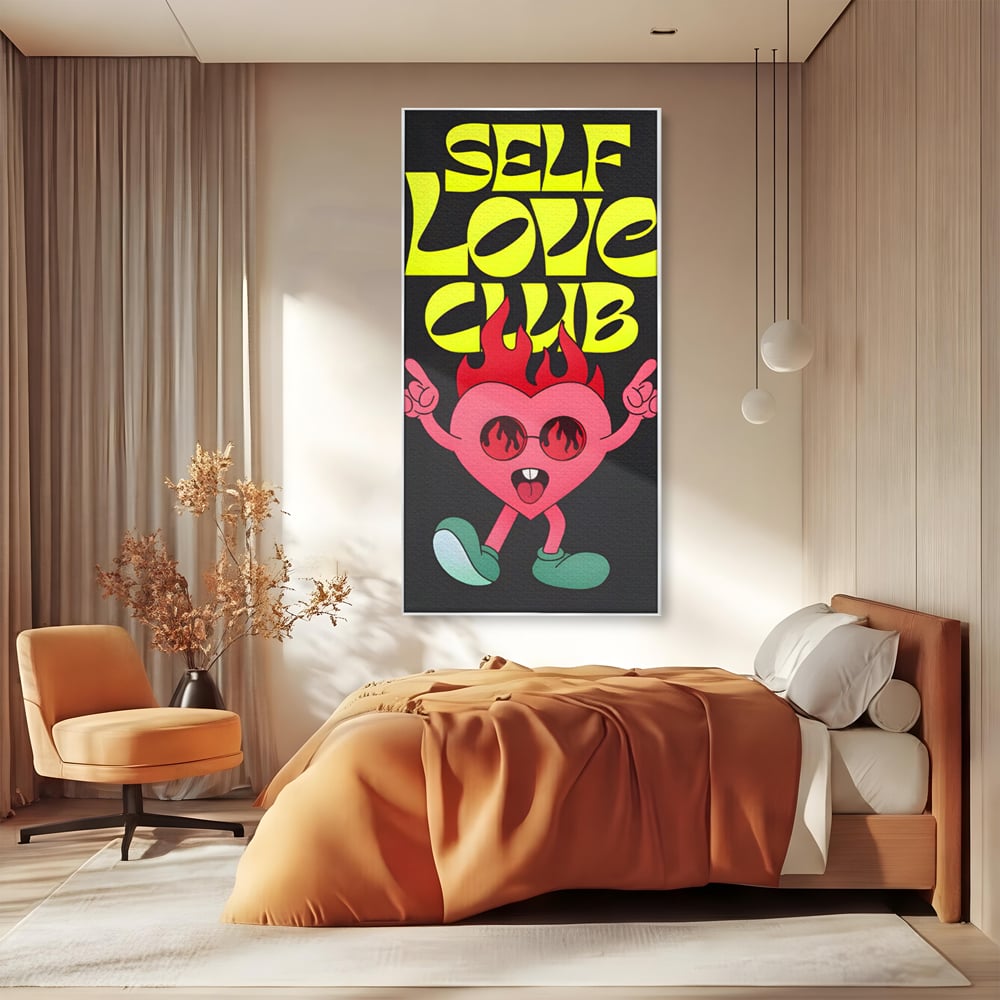 Tablou canvas cu ilustratie cu inimioara dansatoare si flacari, in rama de aluminiu argintiu, pe perete intr-un dormitor