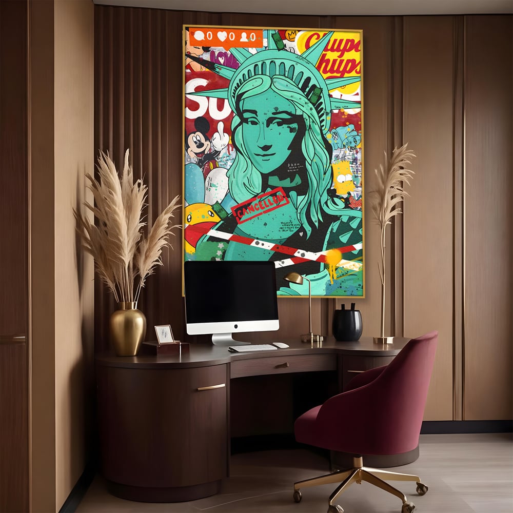 Tablou canvas cu tablou canvas cu statuia libertatii in stil grafitti, in rama de aluminiu auriu, pe perete intr-un birou