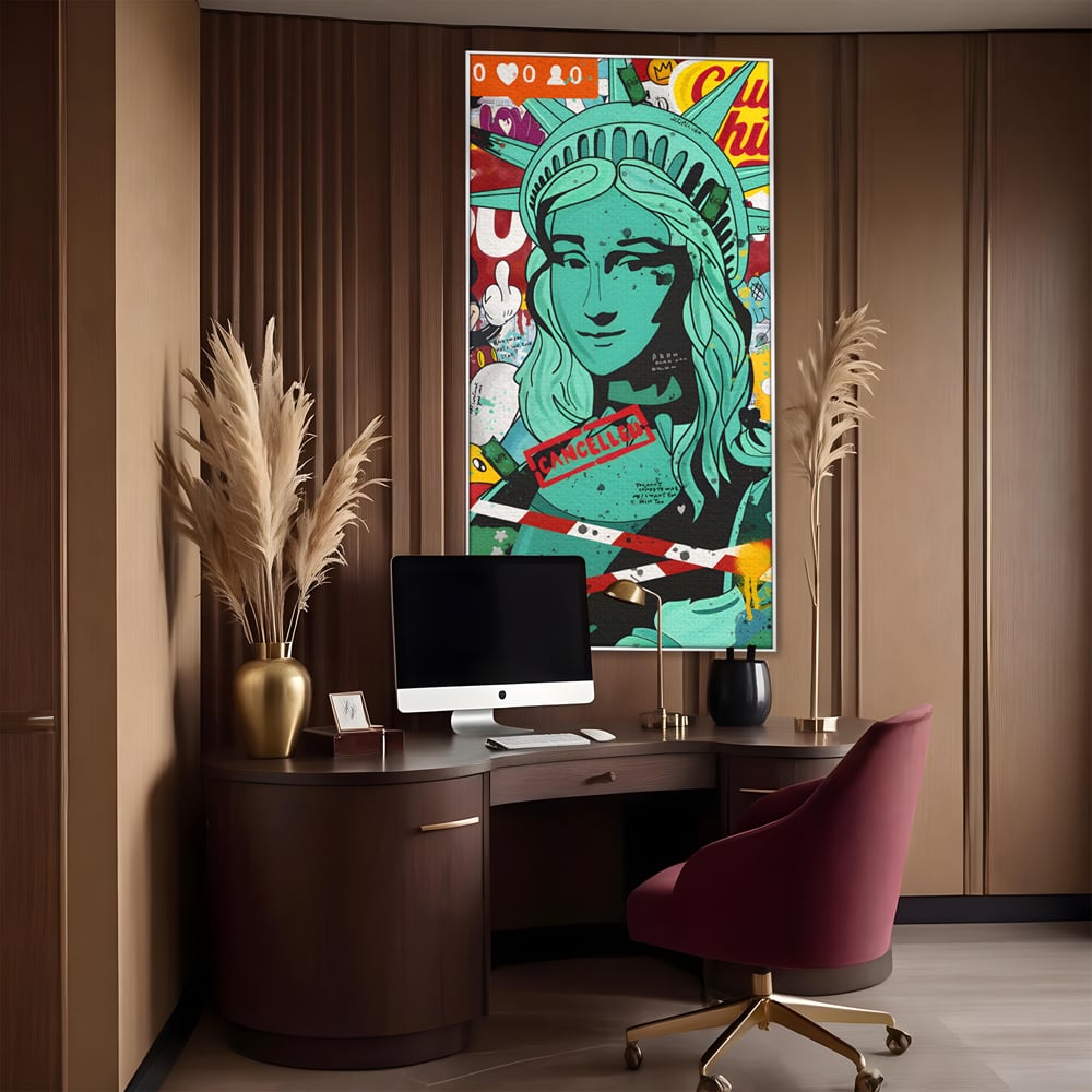 Tablou canvas cu tablou canvas cu statuia libertatii in stil grafitti, in rama de aluminiu argintiu, pe perete intr-un birou