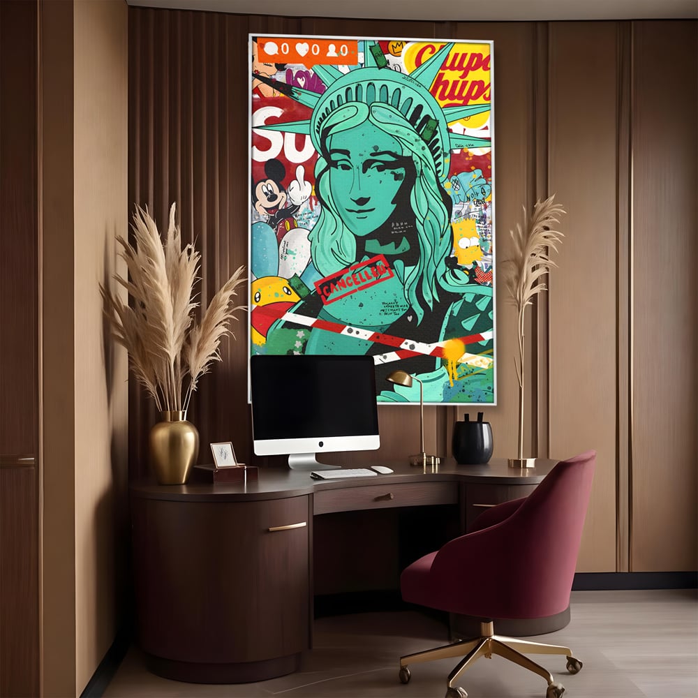 Tablou canvas cu tablou canvas cu statuia libertatii in stil grafitti, in rama de aluminiu argintiu, pe perete intr-un birou