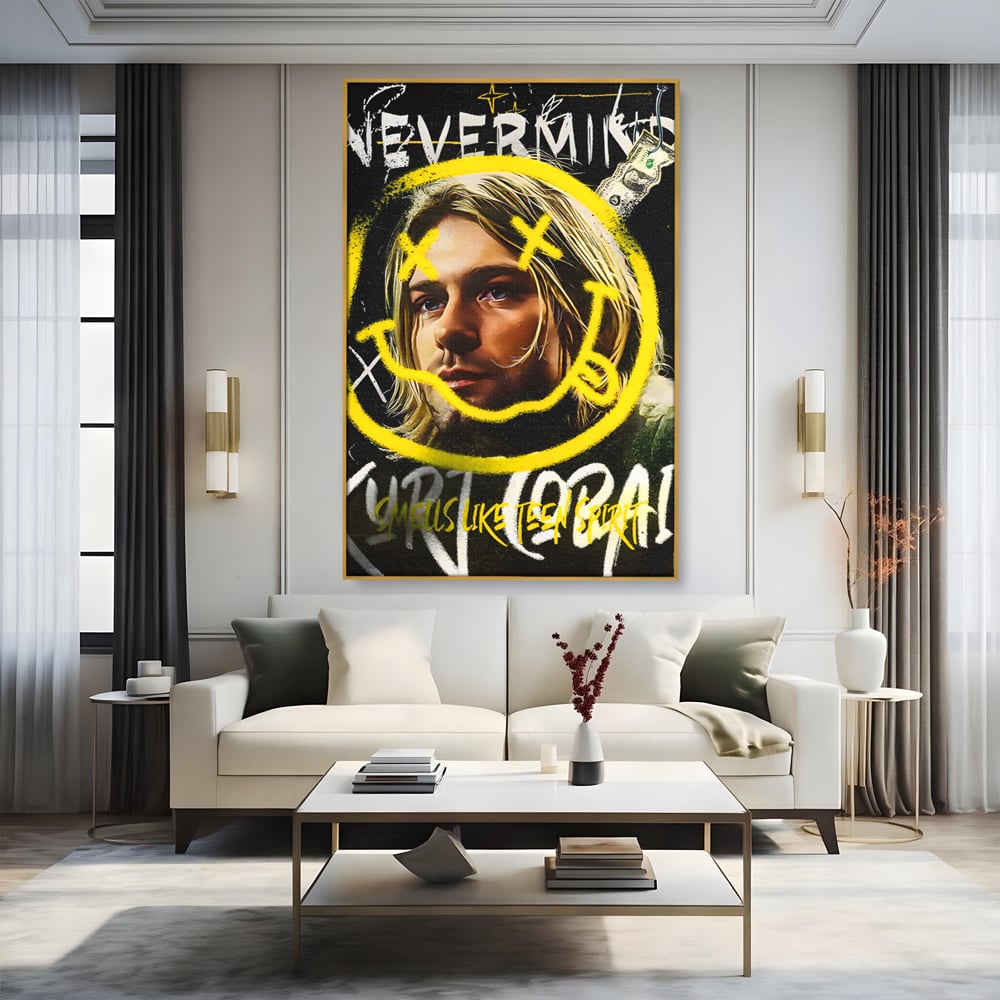 Tablou canvas cu tablou canvas cu portretul lui kurt cobain, in rama de aluminiu auriu, pe perete intr-un living