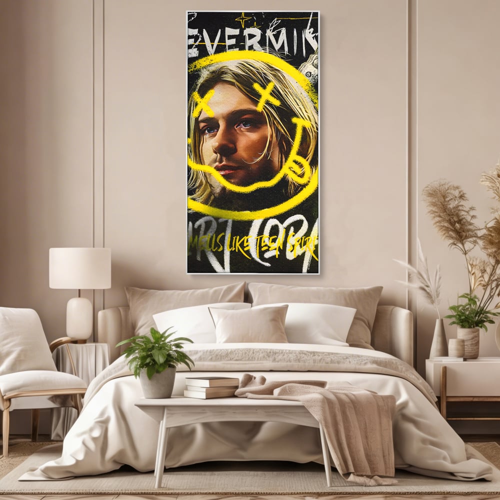 Tablou canvas cu tablou canvas cu portretul lui kurt cobain, in rama de aluminiu argintiu, pe perete intr-un dormitor