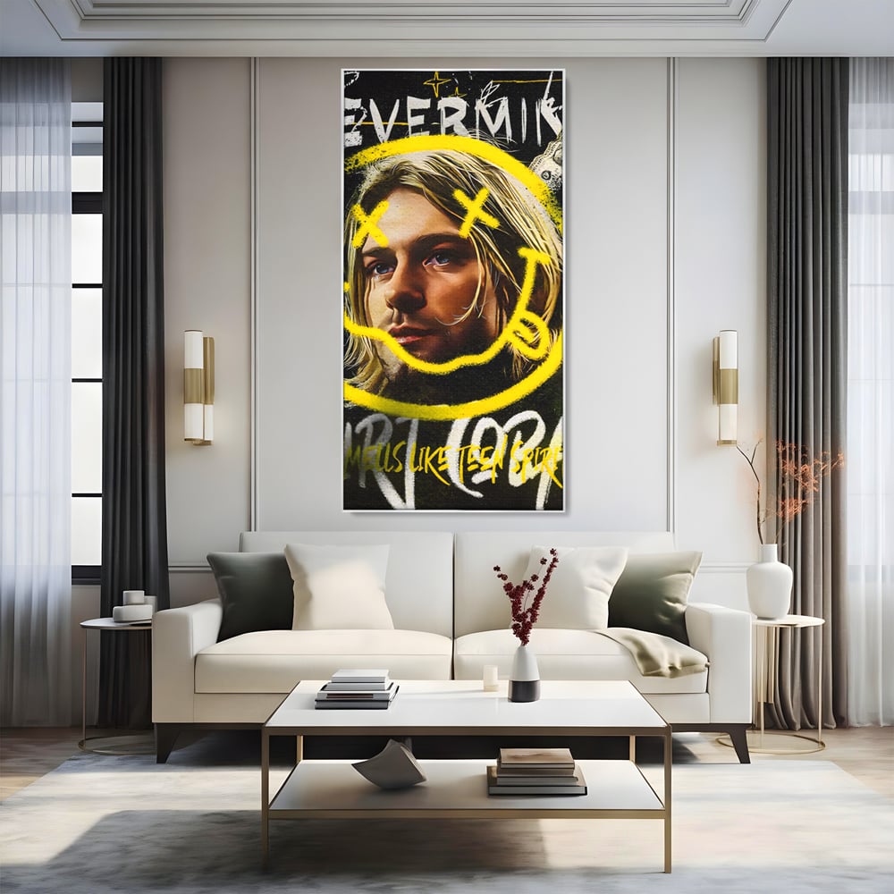 Tablou canvas cu tablou canvas cu portretul lui kurt cobain, in rama de aluminiu argintiu, pe perete intr-un living