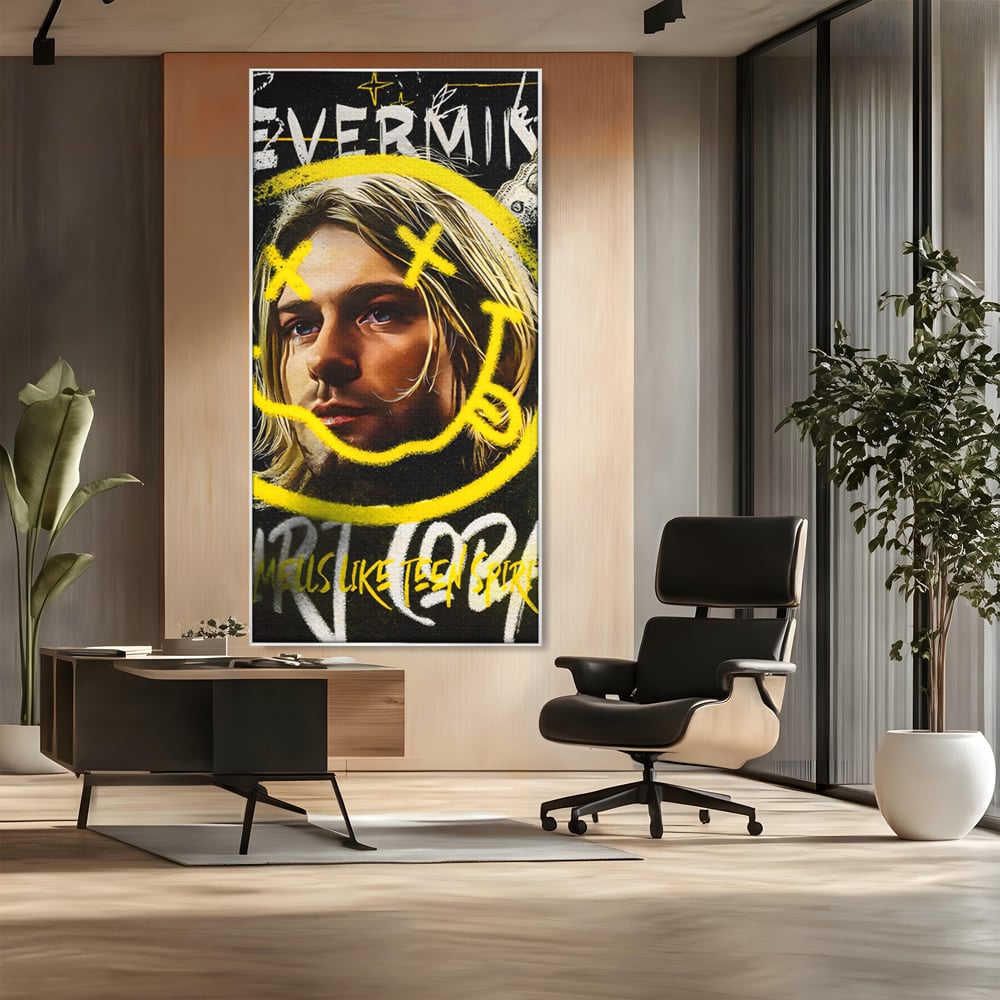 Tablou canvas cu tablou canvas cu portretul lui kurt cobain, in rama de aluminiu argintiu, pe perete intr-un birou