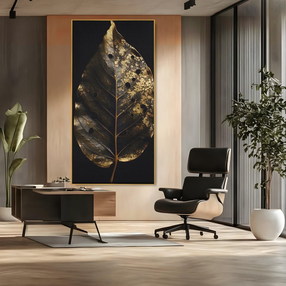 Tablou canvas cu tablou canvas cu frunza aurie pe fundal negru, in rama de aluminiu auriu, pe perete intr-un birou