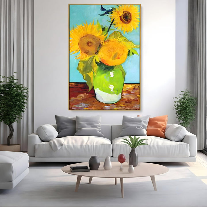 Tablou canvas cu tablou pictura cu floarea soarelui, in rama de aluminiu auriu, pe perete intr-un living
