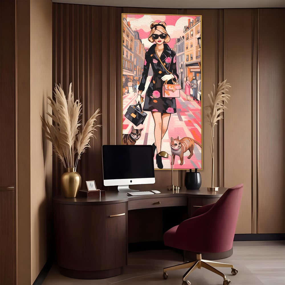 Tablou canvas cu ilustratie fashion cu femeie si pisici, in rama de aluminiu auriu, pe perete intr-un birou
