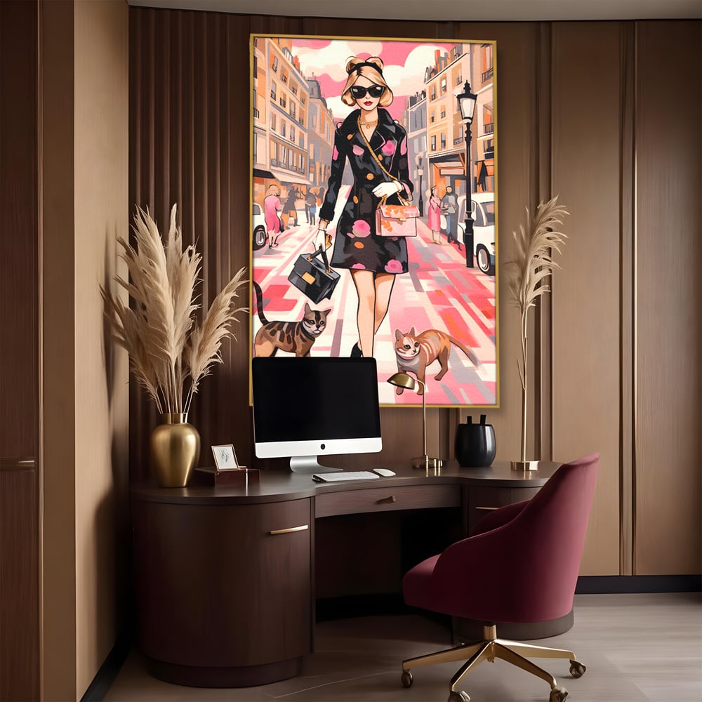 Tablou canvas cu ilustratie fashion cu femeie si pisici, in rama de aluminiu auriu, pe perete intr-un birou