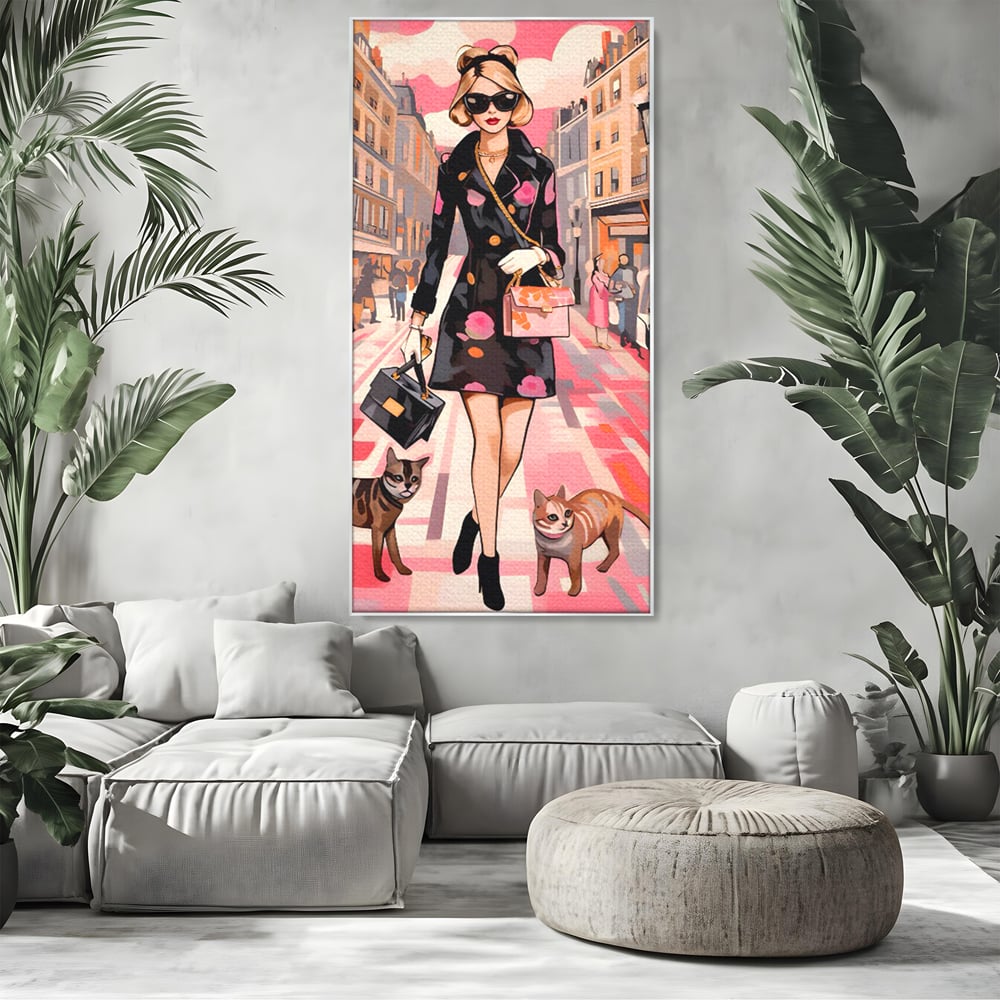 Tablou canvas cu ilustratie fashion cu femeie si pisici, in rama de aluminiu argintiu, pe perete intr-un living